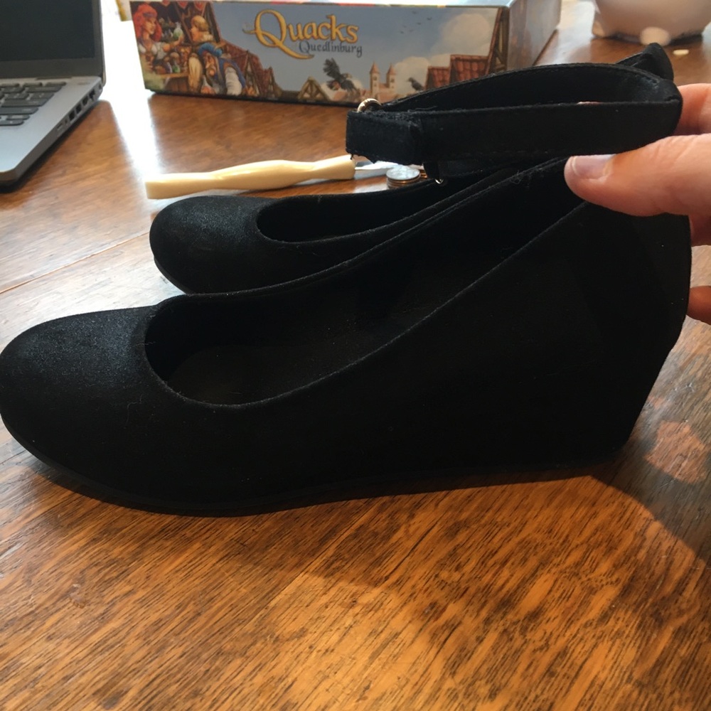 Black, round-toe wedge shoes